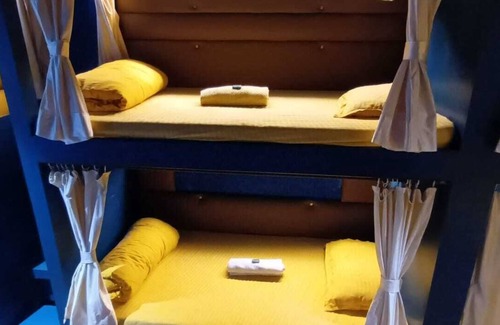 Juhu Hostel | Sinhassan Dormitory Hostel