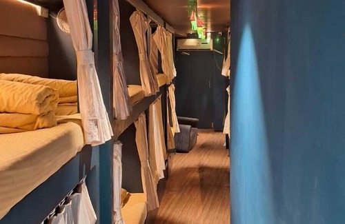 Juhu Hostel | Sinhassan Dormitory Hostel