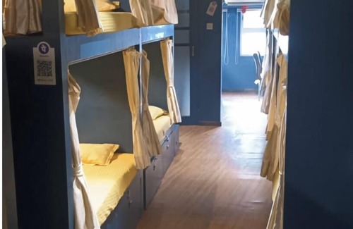 Juhu Hostel | Sinhassan Dormitory Hostel