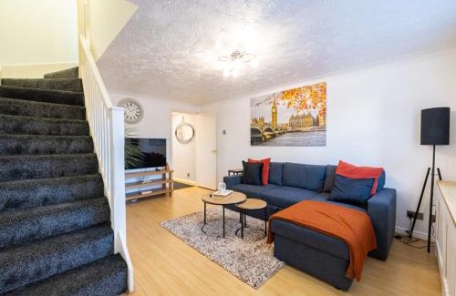 Peterborough House | SionStays - Honeysuckle Court - Close to City Centre!