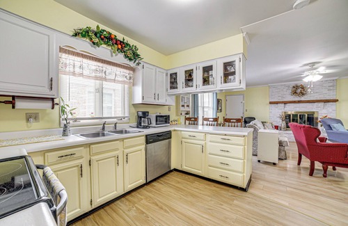 Sistersville House | Sistersville Home w/Sunroom: Half-Mi to River