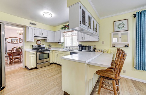 Sistersville House | Sistersville Home w/Sunroom: Half-Mi to River