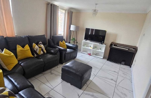 Sittingbourne House | Sittingbourne Serenity - Spacious 4-Bed House