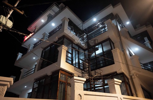 Leh House | Situated 10 mints from airport 10 mints from main market and mountains view.