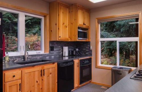Hyak House | Ski Cabin 3br Hyak Fire Place 5 mins to Hill