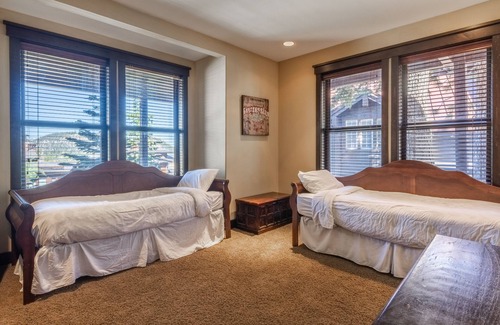 Mammoth Lakes House | Ski-in/Ski-Out 5 Bedroom Luxury Home