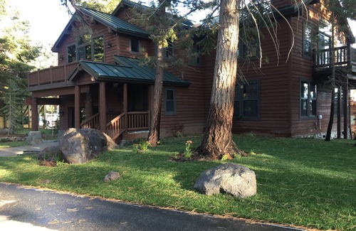 Mammoth Lakes House | Ski-in/Ski-Out 5 Bedroom Luxury Home