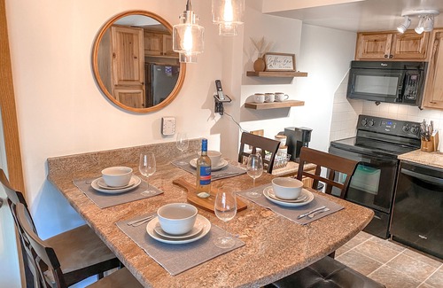 Snowshoe Condo | Ski In Ski out/Indoor & Outdoor Pools & Hot tubs/Luxury condo