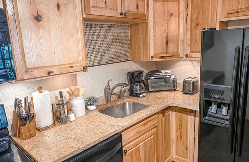 Snowshoe Condo | Ski In Ski out/Indoor & Outdoor Pools & Hot tubs/Luxury condo