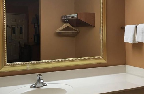 Western Division House | Sky Palace Inn & Suites By Jasper Laredo - 2 Queen Bed Smoking