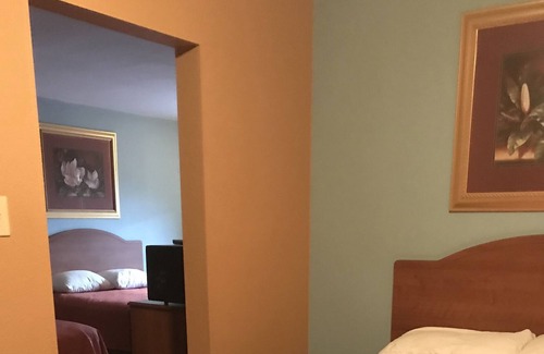 Western Division House | Sky Palace Inn & Suites By Jasper Laredo - 3 Queen Bed Non Smoking