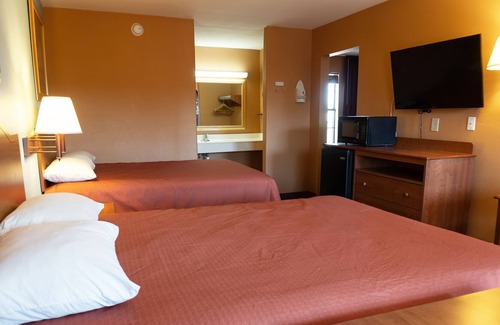 Western Division House | Sky Palace Inn & Suites By Jasper Laredo - 3 Queen Bed Non Smoking