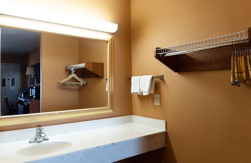 Western Division House | Sky Palace Inn & Suites By Jasper Laredo - 3 Queen Bed Non Smoking