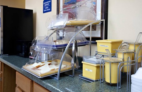 Park City House | Sky-Palace Inn & Suites Park City Wichita North - 1 King Bed NS