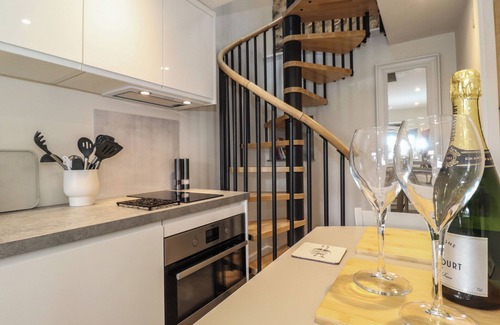 Ingleton House | SKYLIGHT RETREAT, pet friendly, with a garden in Ingleton