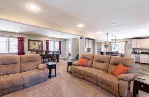 Country Club Estates House | Skyline Manor