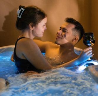 Pechers'kyi District Apartment | SkySpa Apartments - апартаменти з джакузі на терасі з видом на Печерськ