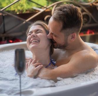 Pechers'kyi District Apartment | SkySpa Apartments - апартаменти з джакузі на терасі з видом на Печерськ