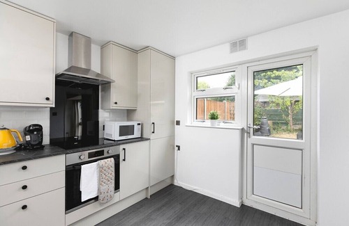 Shephall House | Skyvillion - 2Bed Stevenage House w/Garden&Parking