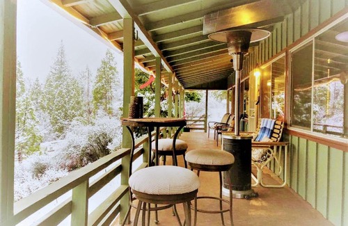 Camp Nelson House | Slate Mountain View Hot Tub Sequoias Trail of 100 Giants River EV