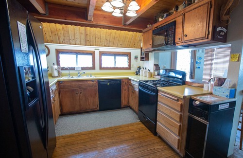 Running Springs Cabin | Sledding hills, amazing views, game room, Ski & Sky Park min away, park 10 cars