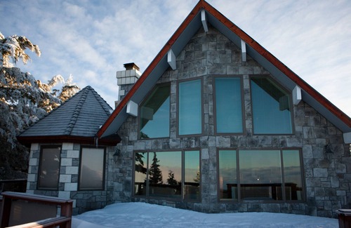 Running Springs Cabin | Sledding hills, amazing views, game room, Ski & Sky Park min away, park 10 cars