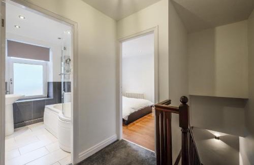 Ainley Top House | Sleek 2B/1B Retreat in Lindley, Huddersfield