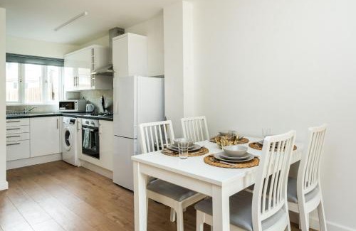 Anerley Apartment | Sleek and Stylish 2BD Home with a Garden Anerley
