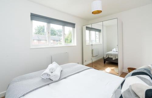 Anerley Apartment | Sleek and Stylish 2BD Home with a Garden Anerley