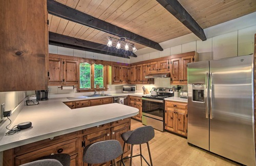 Wilmington Cabin | Sleek Cabin w/Deck, 8 Miles to Mount Snow & Hikes