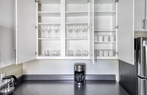Foster City Apartment | Sleek Foster City 2BR w/Gym, Pool, Spa & W/D, near VISA, by Blueground