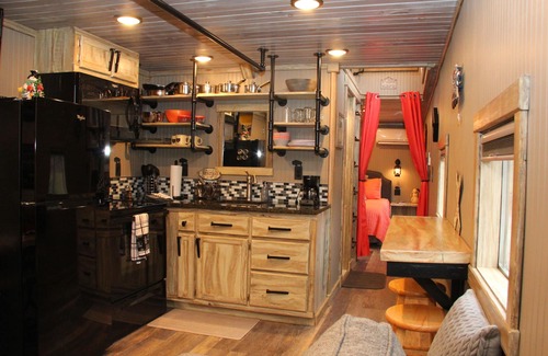 Clyde Cabin | 🚂 Sleep in a caboose on a bison ranch: Seaboard Coast Line #0843