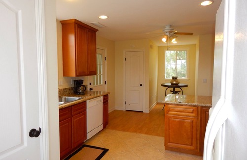 Temecula Cottage | SLEEP IN THE VINES! Perfect for 2 − 4 people!