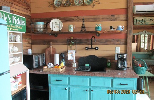 Picayune Cabin | Sleep with the birds, in a cabin aloft in the oaks.