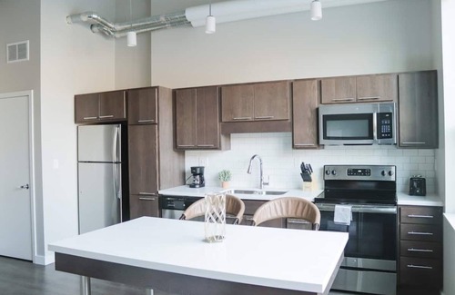 Downtown Des Moines Apartment | Sleepover: Chic 1BD/1BA - Downtown Des Moinesn