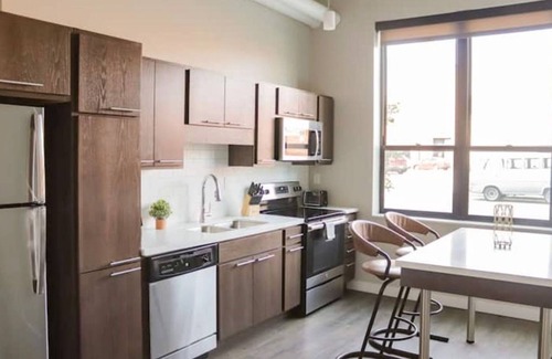 Downtown Des Moines Apartment | Sleepover: Chic 1BD/1BA - Downtown Des Moinesn