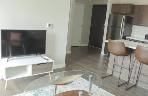 Downtown Des Moines Apartment | Sleepover: Elegant 1BD/1BA + Gym - Downtown Des Moines