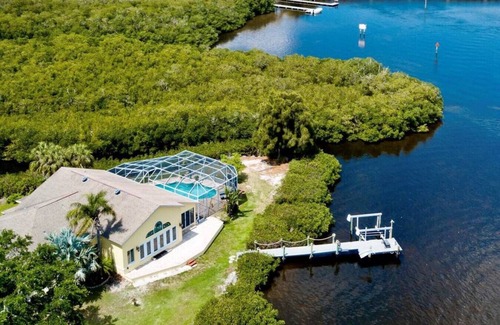 Bradenton House | SLEEPS 10, HTD POOL, WATERFRONT, PRIVATE DOCK