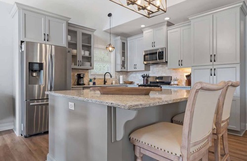 Milledgeville House | Sleeps 10, Paddleboards, Canoe, Pool Table + More!