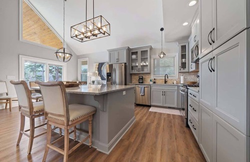 Milledgeville House | Sleeps 10, Paddleboards, Canoe, Pool Table + More!