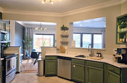 Lawrenceville House | Sleeps 10 | Pet & Family | 4BR Stay Near Hospital