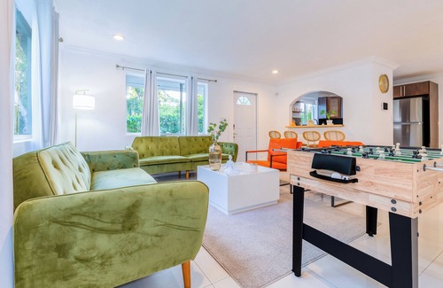 Wynwood Art District House | Sleeps 10 | Private Pool | Jacuzzi | BBQ | Games | Games