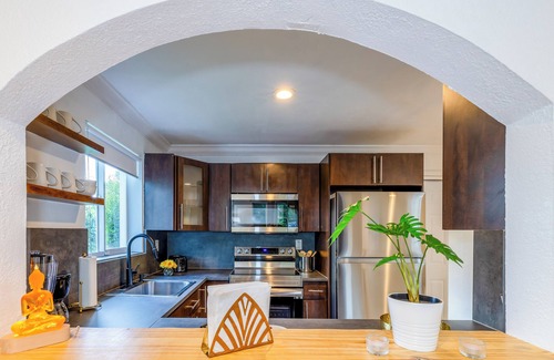 Wynwood Art District House | Sleeps 10 | Private Pool | Jacuzzi | BBQ | Games | Games