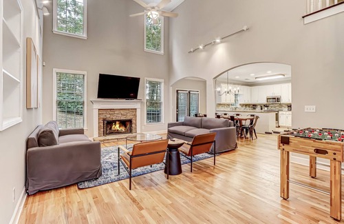 Suwanee House | *Sleeps 11* Spacious Suwanee house with home gym