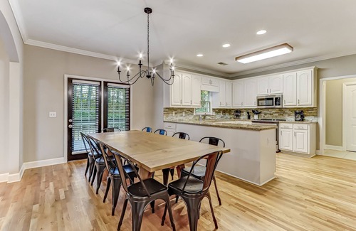 Suwanee House | *Sleeps 11* Spacious Suwanee house with home gym