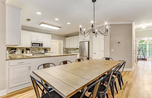 Suwanee House | *Sleeps 11* Spacious Suwanee house with home gym