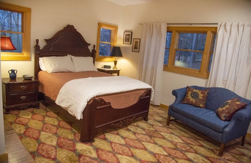 Arnoldsville Cabin | Sleeps 12, 4 bedrooms 3 full baths, 2 full kitchens, 4 TVs, space/views/nature!