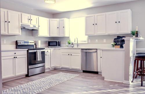 Port Royal House | Sleeps 12! 5 BDRM-2 Kings,3 Queens-Deck & Patio-Mins to PI & Beaufort