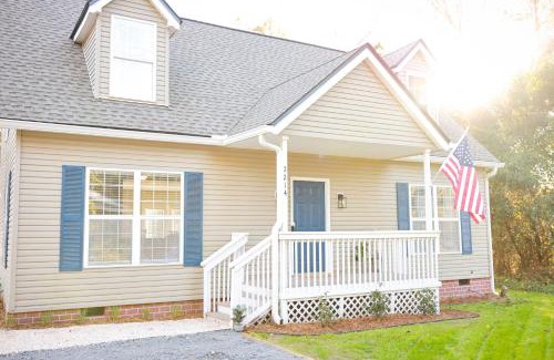 Port Royal House | Sleeps 12! 5 BDRM-2 Kings,3 Queens-Deck & Patio-Mins to PI & Beaufort