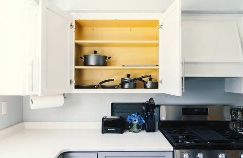 Milwaukee House | Sleeps 13! Great for groups and close to the airport and downtown Milwaukee!